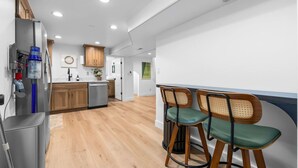 Una cucina moderna con mobili in legno, un frigorifero in acciaio inossidabile e un sistema di filtraggio dell'acqua.