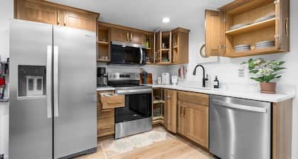 The Sunny Nest | Workspace, Kitchen & Fiber