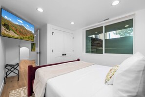 1 bedroom, desk, iron/ironing board, travel cot - The Sunny Nest | Workspace, Kitchen & Fiber (Orem)