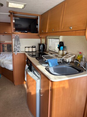 Fridge, microwave, oven, stovetop - Pantyronen tourer holidays in Llandrindod Wells (Llandrindod Wells)
