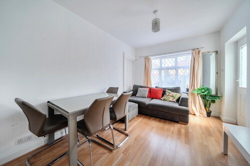 Hounslow Hideaway Cottage