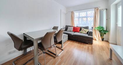 Hounslow Hideaway Cottage