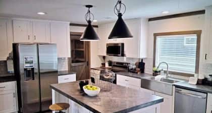 Soothing 2-bedroom house with AC in charming Livingston