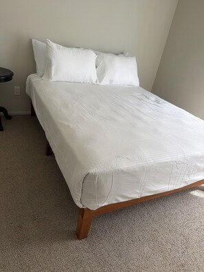 Tabla de planchar con plancha, wifi y ropa de cama 