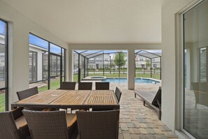 Dining - 6BR house sleeps 13 with spa and pool table (Kissimmee)