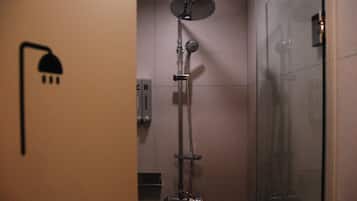 Douche, sèche-cheveux, serviettes fournies