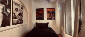 4-bedroom house/3 king beds/1Twin/5TV’s/Cloud room