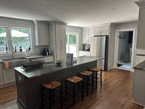 Private kitchen - Prime Roswell Location - Walkable Vibes + Quick Highway 400 and I-285 Escape (Roswell)