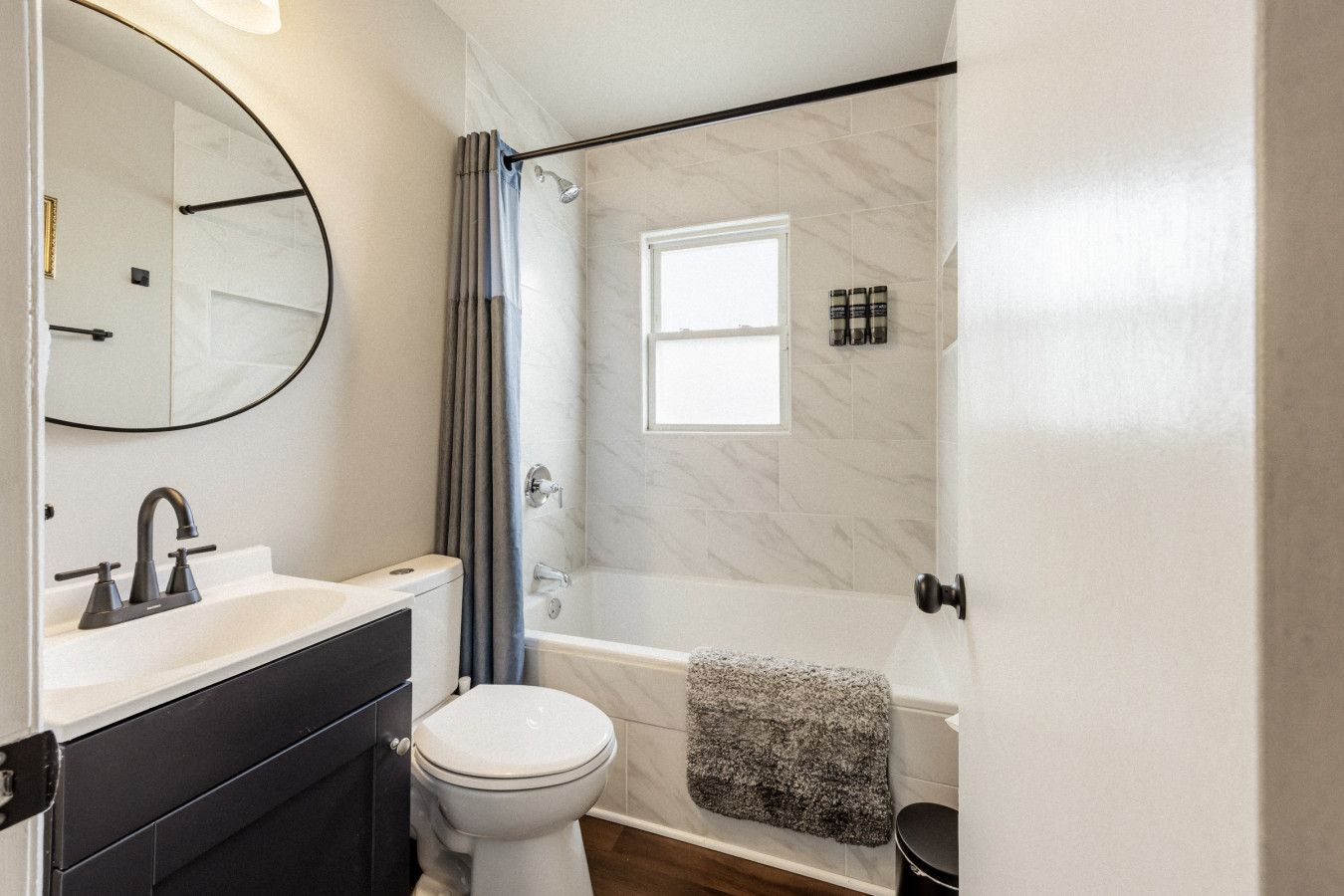 Ein modernes Badezimmer mit Toilette, Waschbecken und Badewanne.