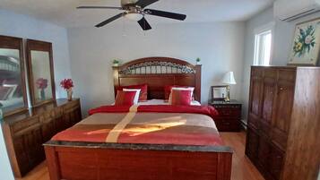 Tabla de planchar con plancha, wifi, ropa de cama