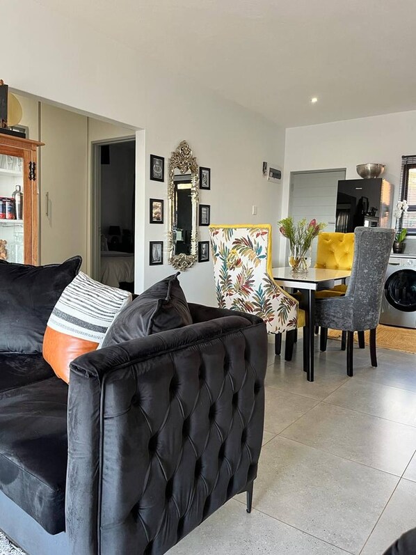Appartement, 2 chambres, balcon | Coin séjour