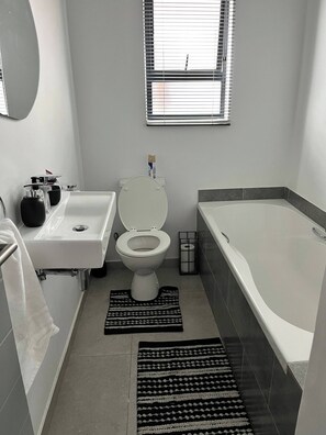 Appartement, 2 chambres, balcon | Salle de bain