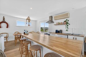 Fridge, microwave, oven, stovetop - 6 England Avenue, Port Elliot (Port Elliot)