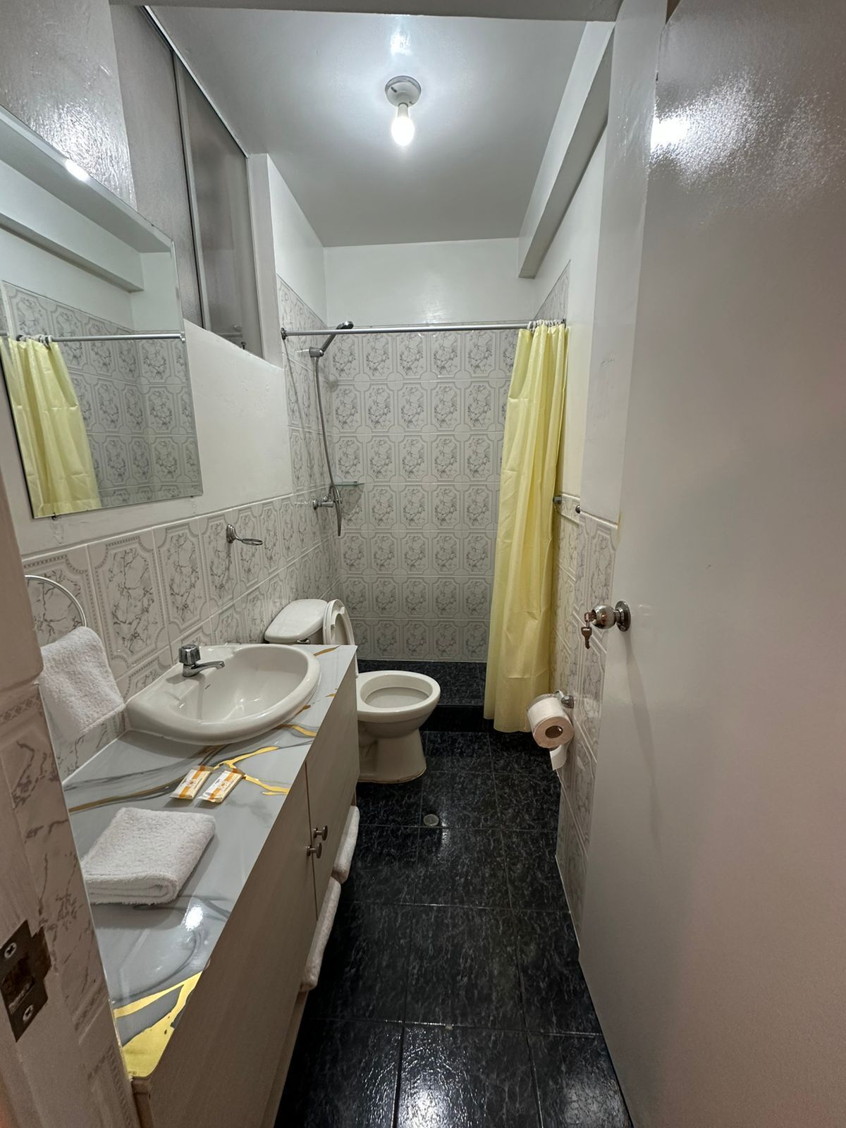 Habitación doble estándar, vista al patio | Baño | Regadera, amenidades de baño gratuitas, secadora de cabello, toallas 