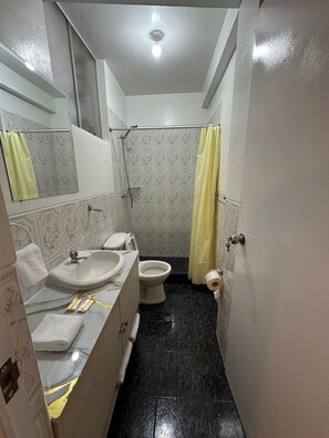 Kahden hengen standard-huone, näköala pihalle | Kylpyhuone | Suihku, ilmaiset hygieniatuotteet, hiustenkuivaaja, pyyhkeet