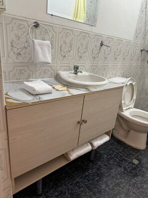 Kahden hengen standard-huone, näköala pihalle | Kylpyhuone | Suihku, ilmaiset hygieniatuotteet, hiustenkuivaaja, pyyhkeet