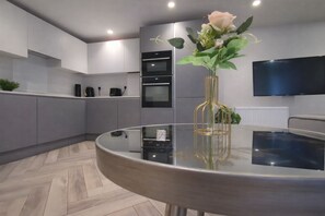 Refrigerador, microondas, horno y lavavajillas 