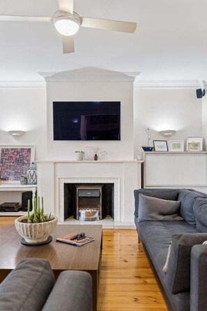 TV, books - 3 Bed Rooms House in Unley (Unley)
