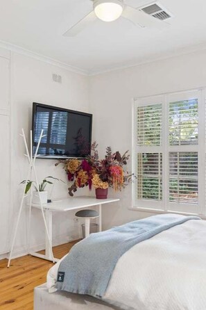 Desk, iron/ironing board, WiFi - 3 Bed Rooms House in Unley (Unley)