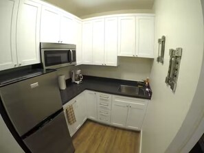 Fridge, microwave, stovetop, dishwasher - Modern Cozy Stay near Balboa Park & San Diego Zoo (San Diego)