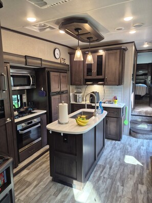 Private kitchen - Family Bayou Retreat, Bunk Room & Cozy Fishing Camp Vibes (Alvin)