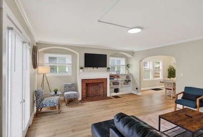 Big Group Getaway Near OSU with 6BR, 8 Beds, 5-Car Parking