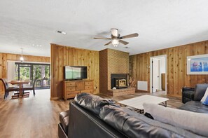 TV - Sweet Linda's Landing - Home in Steinhatchee (Steinhatchee)