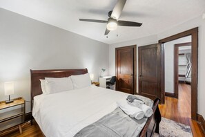 Tabla de planchar con plancha, wifi y ropa de cama 