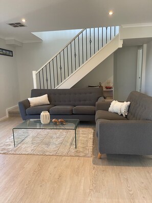 Living area - Lovely 4 bedroom Holiday Home (Goolwa South)