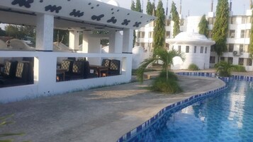 Una piscina al aire libre