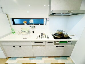 Private kitchen | Fridge, microwave, stovetop, cookware/dishes/utensils - Hao Bros.Home Gemini A (KATSUSHIKA-KU, TAKASAGO)