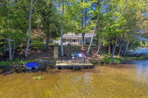 Straits Chilling: Sleeps 6*Pet Included*Hot Tub*Kayaks*Paddle Boat!