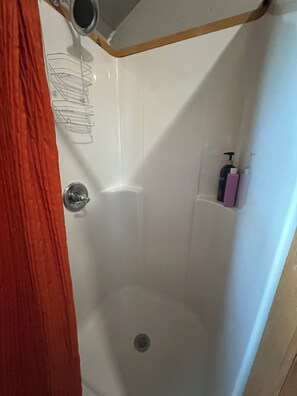 Shower, towels, soap, toilet paper - Stylish Newell Remodeled Cabin. Sleeps up to 7. Direct Access to Brimstone. Pets (Huntsville)
