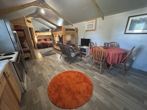 Internet, bed sheets - Stylish Newell Remodeled Cabin. Sleeps up to 7. Direct Access to Brimstone. Pets (Huntsville)