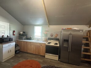 Private kitchen - Stylish Newell Remodeled Cabin. Sleeps up to 7. Direct Access to Brimstone. Pets (Huntsville)