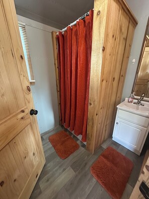 Shower, towels, soap, toilet paper - Stylish Newell Remodeled Cabin. Sleeps up to 7. Direct Access to Brimstone. Pets (Huntsville)
