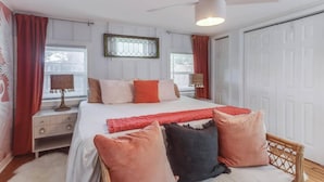 Nhà, nhiều giường, bếp, quang cảnh vườn (Coastal Cabana)