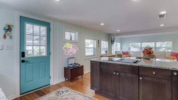 House, Multiple Beds, Kitchen, Garden View (Coastal Cabana) | Interior