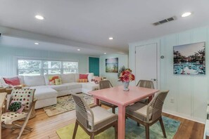 Nhà, nhiều giường, bếp, quang cảnh vườn (Coastal Cabana) | Khu ăn uống