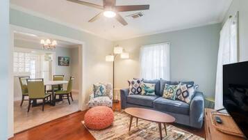 House, 2 Queen Beds, Kitchen, Garden View (Sandy Flamingo) | Living area