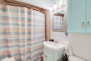 Nhà, 2 giường cỡ queen, bếp, quang cảnh vườn (Sandy Flamingo) | Phòng tắm