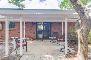 Terrace/patio - Whimsical Escape in Ocean Springs (Ocean Springs)