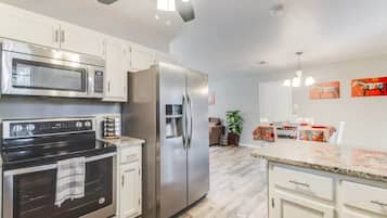 Rumah, Beberapa Tempat Tidur, dapur, pemandangan kebun (Whimsical Escape) | Dapur pribadi
