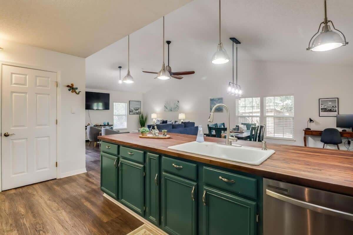 House, Multiple Beds, Kitchen, Garden View (The Gulf Breeze) | Interior