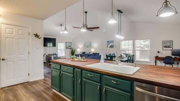 House, Multiple Beds, Kitchen, Garden View (The Gulf Breeze) | Interior
