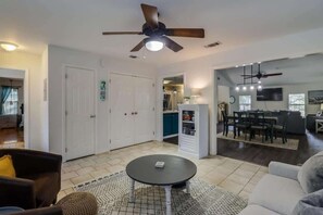 Ferienhaus, Mehrere Betten, Küche, Gartenblick (The Gulf Breeze) | Wohnbereich
