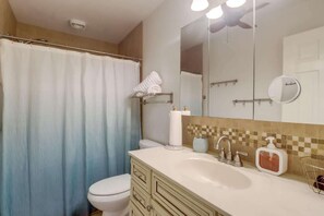 Nhà, nhiều giường, bếp, quang cảnh vườn (The Gulf Breeze) | Phòng tắm