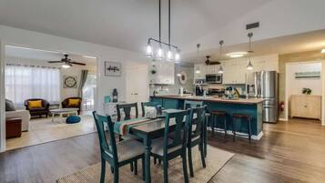 House, Multiple Beds, Kitchen, Garden View (The Gulf Breeze) | Dining