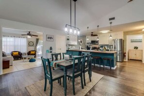 Nhà, nhiều giường, bếp, quang cảnh vườn (The Gulf Breeze) | Khu ăn uống
