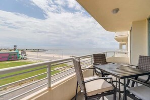 Appart'hôtel, plusieurs lits, patio, vue océan (Ocean Club 0307) | Restauration extérieure
